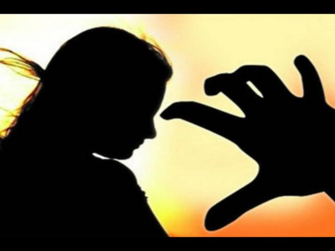 Woman held hostage on engagement day rescued from mob at night in Hyderabad | माथेफिरू रोमिओने तिच्या घरासमोरच बांधलं घर, साखरपुड्याच्या दिवशीचं केलं तिचं अपहरण Woman held hostage on engagement day rescued from mob at night in Hyderabad | माथेफिरू रोमिओने तिच्या घरासमोरच बांधलं घर, साखरपुड्याच्या दिवशीचं केलं तिचं अपहरण