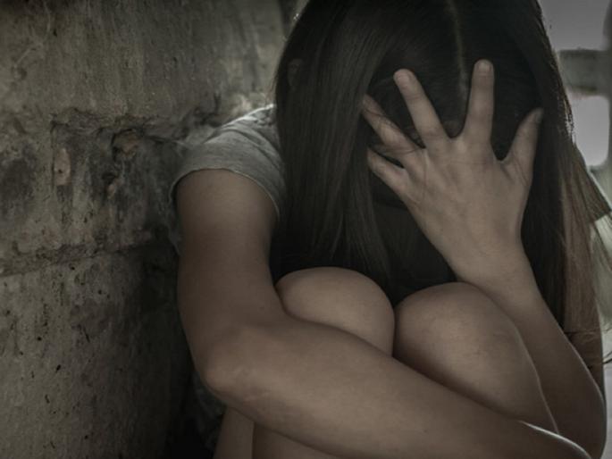 The laborer's daughter harrased after calling him | मजुरास फाेन करून ठावठिकाणा घेतला अन् घरी जाऊन त्याच्या मुलीवर अत्याचार केला! The laborer's daughter harrased after calling him | मजुरास फाेन करून ठावठिकाणा घेतला अन् घरी जाऊन त्याच्या मुलीवर अत्याचार केला!