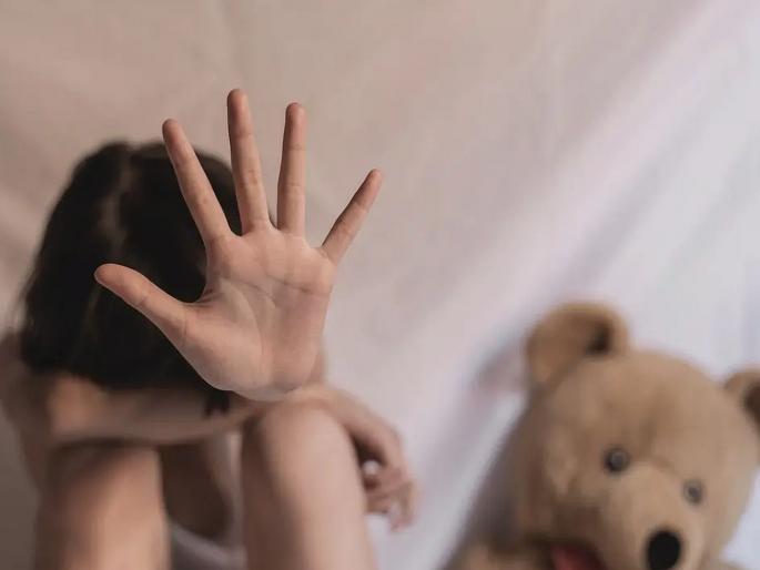 Three daughters molested by a father; two daughters are minors; case registered in Nalasopara | पोटच्या तीन मुलींवर नराधम बापाकडून अत्याचार; दोन मुली अल्पवयीन; नालासोपाऱ्यात गुन्हा दाखल Three daughters molested by a father; two daughters are minors; case registered in Nalasopara | पोटच्या तीन मुलींवर नराधम बापाकडून अत्याचार; दोन मुली अल्पवयीन; नालासोपाऱ्यात गुन्हा दाखल