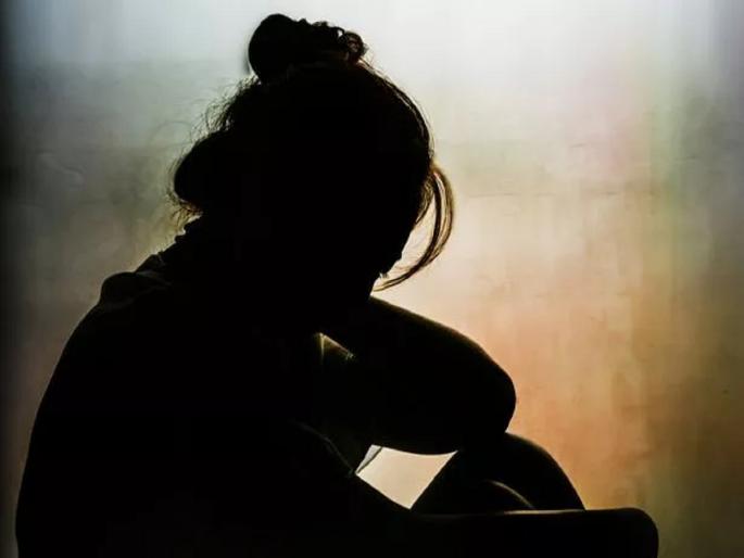 Molesting of young woman by sending messages and stalking her on mobile phone | मोबाईलवर मेसेज आणि पाठलाग करून युवतीचा विनयभंग Molesting of young woman by sending messages and stalking her on mobile phone | मोबाईलवर मेसेज आणि पाठलाग करून युवतीचा विनयभंग