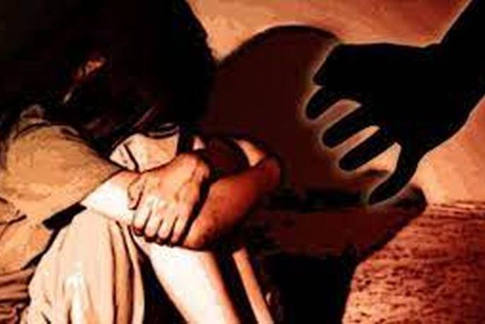 Rape on minor girl, two charged | अल्पवयीन मुलीवर अत्याचार, दोन जणांवर गुन्हा दाखल Rape on minor girl, two charged | अल्पवयीन मुलीवर अत्याचार, दोन जणांवर गुन्हा दाखल