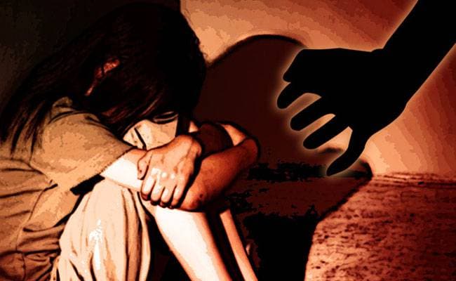 Two suspects surrender in case of atrocities on a minor girl | अल्पवयीन मुलीवर अत्याचार प्रकरणात दोघं संशयित शरण Two suspects surrender in case of atrocities on a minor girl | अल्पवयीन मुलीवर अत्याचार प्रकरणात दोघं संशयित शरण