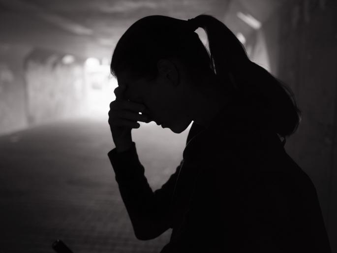 The young woman did not give her mobile number; The young man kept her for two days with the intention of defaming her | तरुणीने मोबाईल नंबर दिला नाही; तरुणाने बदनामी करण्याच्या उद्देशाने तिला दोन दिवस ठेवले डांबून The young woman did not give her mobile number; The young man kept her for two days with the intention of defaming her | तरुणीने मोबाईल नंबर दिला नाही; तरुणाने बदनामी करण्याच्या उद्देशाने तिला दोन दिवस ठेवले डांबून