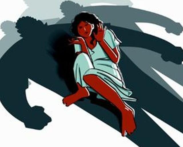 Atrocities were committed against a married couple in Pagur | पहूर येथील विवाहितेवर दोघांकडून अत्याचार
