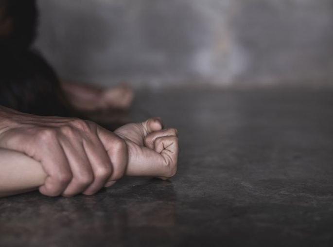 A shameful incident took place when he cheated on his wife and took her to a secluded place | पतीच अब्रूशी खेळला! पत्नीला फसवून निर्जनस्थळी नेले अन् घडवून आणली लज्जास्पद घटना   A shameful incident took place when he cheated on his wife and took her to a secluded place | पतीच अब्रूशी खेळला! पत्नीला फसवून निर्जनस्थळी नेले अन् घडवून आणली लज्जास्पद घटना