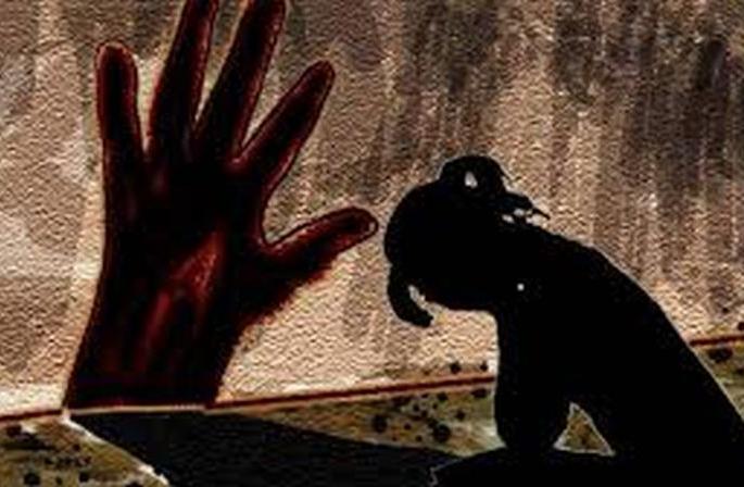 Rape by showing a pornographic video to a minor girl | अश्लील व्हिडिओ दाखवून अल्पवयीन मुलीवर अत्याचार Rape by showing a pornographic video to a minor girl | अश्लील व्हिडिओ दाखवून अल्पवयीन मुलीवर अत्याचार