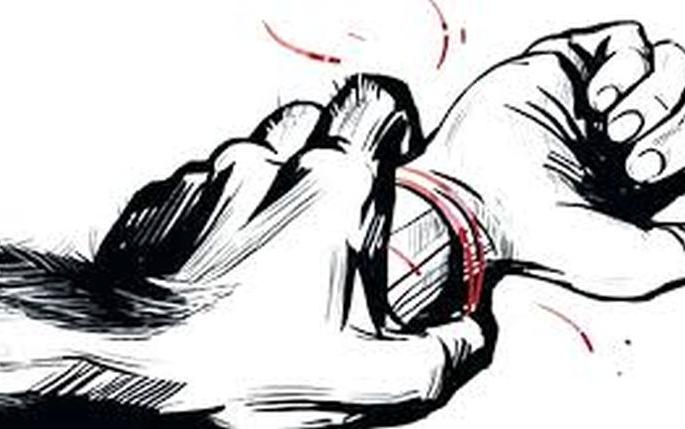 Woman raped, two arrested | महिलेवर अत्याचार, दोघांना अटक Woman raped, two arrested | महिलेवर अत्याचार, दोघांना अटक
