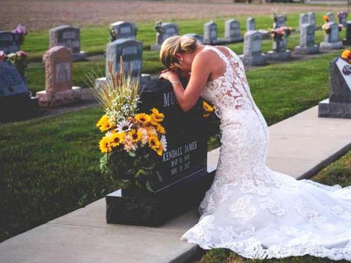 Brides wedding day becomes emotional tribute for late would be husband | या नव्या नवरीने कबरीसोबत केलं लग्न, कारण वाचून व्हाल थक्क!
