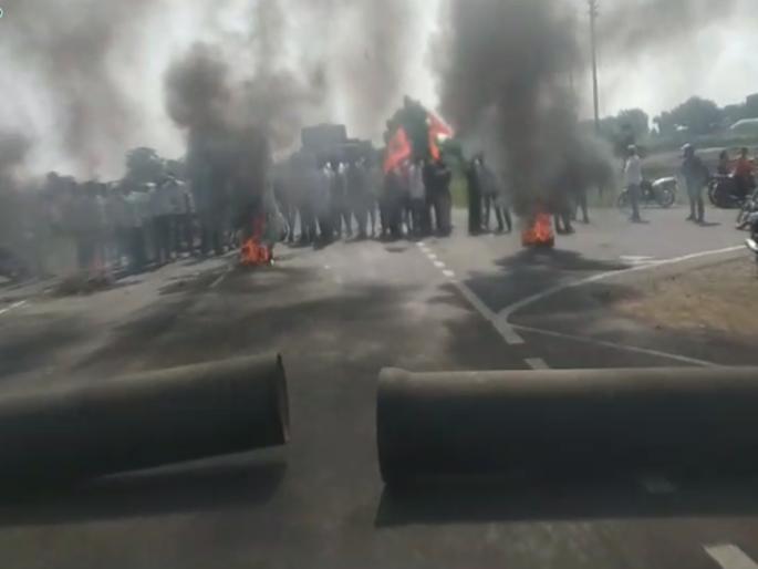 Rastraroko on gangapur- Vaijapur route; Crimes against the protesters who broke the office of MLA Prashant Bomb | मराठा आंदोलक आक्रमक; टायर पेटवले, पाइप आडवे टाकून गंगापूर-वैजापूर मार्गावर रास्तारोको Rastraroko on gangapur- Vaijapur route; Crimes against the protesters who broke the office of MLA Prashant Bomb | मराठा आंदोलक आक्रमक; टायर पेटवले, पाइप आडवे टाकून गंगापूर-वैजापूर मार्गावर रास्तारोको