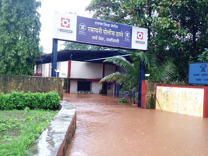 Due to heavy rainfall, the water in the chemical police station | अतिवृष्टीमुळे रसायनी पोलीस ठाण्यात पाणीच पाणी Due to heavy rainfall, the water in the chemical police station | अतिवृष्टीमुळे रसायनी पोलीस ठाण्यात पाणीच पाणी