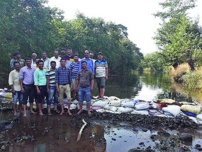 The Vanarai dam built at Tasgaon; The concept 400 of building dams | तासगाव येथे बांधला वनराई बंधारा; ४०० बंधारे बांधण्याचा संकल्प The Vanarai dam built at Tasgaon; The concept 400 of building dams | तासगाव येथे बांधला वनराई बंधारा; ४०० बंधारे बांधण्याचा संकल्प