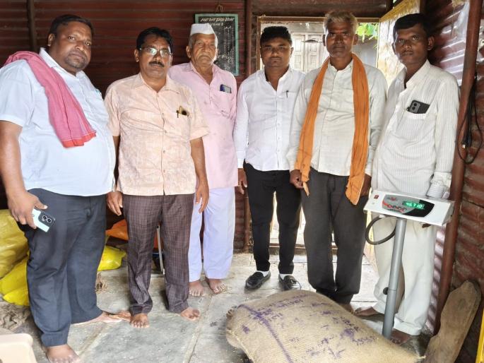 Ration food grains reduced by three kg; Shopkeepers say that there is a mistake in the measurement in the godown itself... | राशनवरील धान्य तीन किलोने कमी; गोडाऊनमध्येच मापात पाप असल्याचे दुकानदारांचे म्हणणे...