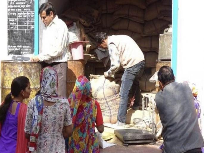 due to lack of mobile aadhaar link food supply to card holders stopped in mumbai | सरकारी पगार, दिमतीला कार; तरी आवडे मोफत रेशन फार! due to lack of mobile aadhaar link food supply to card holders stopped in mumbai | सरकारी पगार, दिमतीला कार; तरी आवडे मोफत रेशन फार!