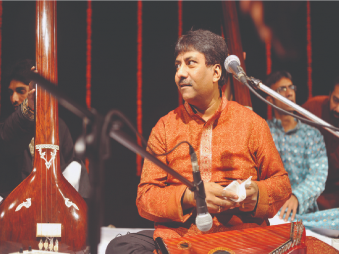 Padma Bhushan maestro Rashid Khan's car impounded for refusing to pay bribe | लाच देण्यास नकार दिल्यामुळे पद्मभूषण उस्ताद राशिद खान यांची कार जप्त Padma Bhushan maestro Rashid Khan's car impounded for refusing to pay bribe | लाच देण्यास नकार दिल्यामुळे पद्मभूषण उस्ताद राशिद खान यांची कार जप्त