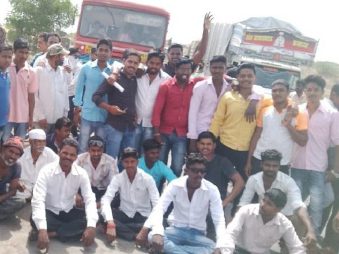 Roads in Siddotek against MahaVitran: traffic jam for Pune, Daund, Shrigonda, Karjat, for two hours | महावितरणविरोधात सिद्धटेकमध्ये रास्तारोको : पुणे,दौंड,श्रीगोंदा,कर्जतकडील वाहतूक दोन तास ठप्प Roads in Siddotek against MahaVitran: traffic jam for Pune, Daund, Shrigonda, Karjat, for two hours | महावितरणविरोधात सिद्धटेकमध्ये रास्तारोको : पुणे,दौंड,श्रीगोंदा,कर्जतकडील वाहतूक दोन तास ठप्प