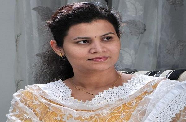 Rashmi Bagal delayed entry of Shiv Sena | रश्मी बागल याचा शिवसेना प्रवेश लांबणीवर Rashmi Bagal delayed entry of Shiv Sena | रश्मी बागल याचा शिवसेना प्रवेश लांबणीवर