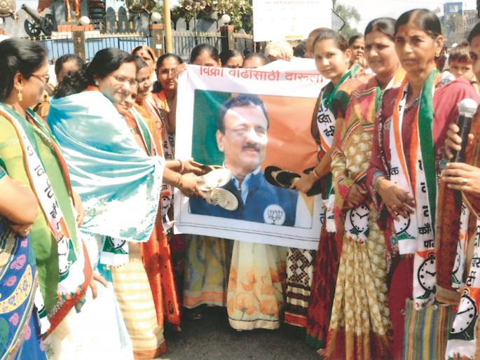 In the image of Water Resources Minister Girish Mahajan, women were killed in the city | जलसंपदामंत्री गिरीश महाजन यांच्या प्रतिमेस नगरमध्ये महिलांनी मारले जोडे In the image of Water Resources Minister Girish Mahajan, women were killed in the city | जलसंपदामंत्री गिरीश महाजन यांच्या प्रतिमेस नगरमध्ये महिलांनी मारले जोडे