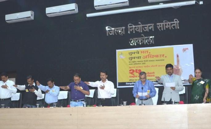 Every citizen must perform voting right - Narendra Lonkar | प्रत्येक नागरीकांनी मतदानाचा हक्क बजावणे आवश्यक - नरेंद्र लोणकर Every citizen must perform voting right - Narendra Lonkar | प्रत्येक नागरीकांनी मतदानाचा हक्क बजावणे आवश्यक - नरेंद्र लोणकर