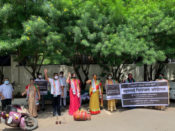 With the rising cost of living, death seems to be cheaper than living | केंद्र सरकारने जनतेचा विश्वासघात केला; पुण्यात राष्ट्रवादीने गॅस अन् सिलेंडरचं श्राद्ध घालत केले आंदोलन