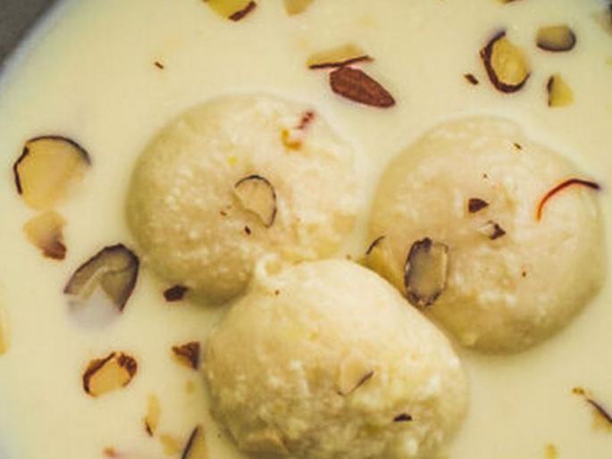 Akola : Larvae found in Rathi Pedhewala's Rasmalai! | राठी पेढेवालाच्या रसमलाईत आढळल्या अळ्या! Akola : Larvae found in Rathi Pedhewala's Rasmalai! | राठी पेढेवालाच्या रसमलाईत आढळल्या अळ्या!
