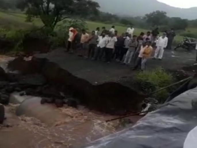 Lazy administration and contractor's improvisation ''; Eight villages contact were cut due to the Kondanpur road was washed away | ढिम्म प्रशासन आणि ठेकेदाराचा कामचलाऊपणा ; कोंढणपुर रस्ताच वाहून गेल्याने आठ गावांचा संपर्क तुटला Lazy administration and contractor's improvisation ''; Eight villages contact were cut due to the Kondanpur road was washed away | ढिम्म प्रशासन आणि ठेकेदाराचा कामचलाऊपणा ; कोंढणपुर रस्ताच वाहून गेल्याने आठ गावांचा संपर्क तुटला