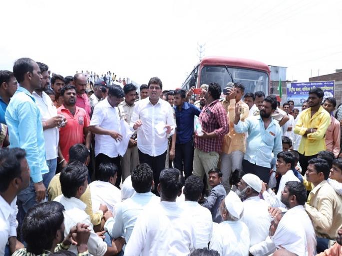 Farmer's Rastaroko Movement demanded to increase the height of the flyover on the National Highway | राष्ट्रीय महामार्गावरील उड्डाणपुलाची उंची वाढविण्याच्या मागणीसाठी शेतकऱ्यांचे रास्तारोको आंदोलन 