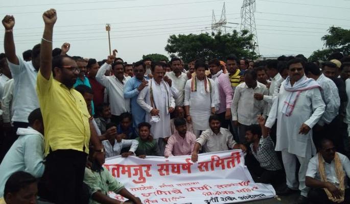 Farmers''block the road' for water | शेतकऱ्यांचा पाण्यासाठी ‘रास्ता रोको’