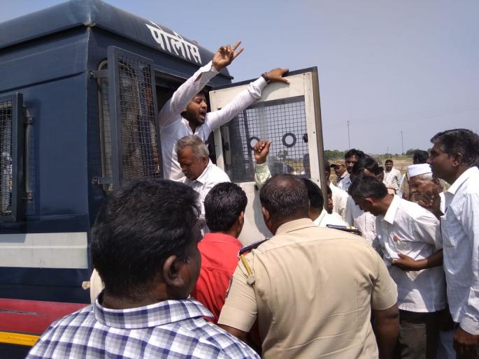 swabhimani protest on Khamgaon to Akola highway | खामगाव ते अकोला महामार्गावर स्वाभिमानीचा रास्ता रोको swabhimani protest on Khamgaon to Akola highway | खामगाव ते अकोला महामार्गावर स्वाभिमानीचा रास्ता रोको