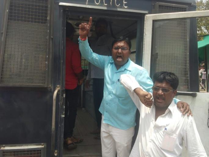 Shiv Sangram agitation for the demands of the farmers | शेतकऱ्यांच्या मागण्यांसाठी शिवसंग्रामचा रास्ता रोको Shiv Sangram agitation for the demands of the farmers | शेतकऱ्यांच्या मागण्यांसाठी शिवसंग्रामचा रास्ता रोको