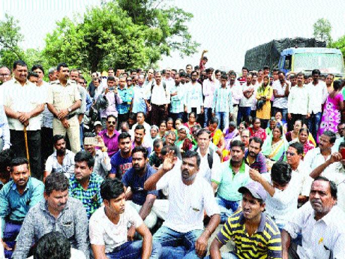 Two women killed in road accident in Tara village, killed in road accidents | दुचाकी घसरल्याने ट्रेलरखाली चिरडून मृत्यू , तारा गावाजवळ अपघातात महिला ठार : मुंबई-गोवा महामार्गावर आंदोलन Two women killed in road accident in Tara village, killed in road accidents | दुचाकी घसरल्याने ट्रेलरखाली चिरडून मृत्यू , तारा गावाजवळ अपघातात महिला ठार : मुंबई-गोवा महामार्गावर आंदोलन