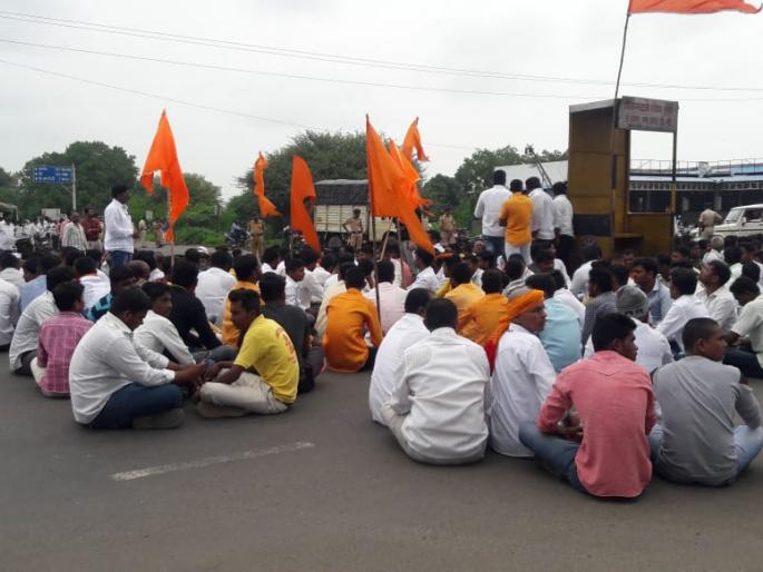 Closed rubbish in Ahmednagar district: markets closed, highways stopped | अहमदनगर जिल्ह्यात कडकडीत बंद : बाजारपेठा बंद, महामार्ग रोखले