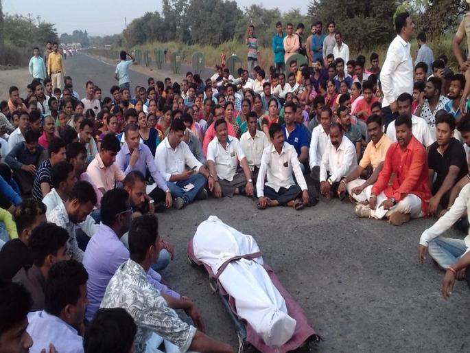 Movement of the young man fell into a hole in the fierce road and kept the body dead at the scene | भिवंडीत रस्त्यातील खड्ड्यात पडून युवकाचा मृत्यू घटनास्थळी मृतदेह ठेऊन आंदोलन Movement of the young man fell into a hole in the fierce road and kept the body dead at the scene | भिवंडीत रस्त्यातील खड्ड्यात पडून युवकाचा मृत्यू घटनास्थळी मृतदेह ठेऊन आंदोलन