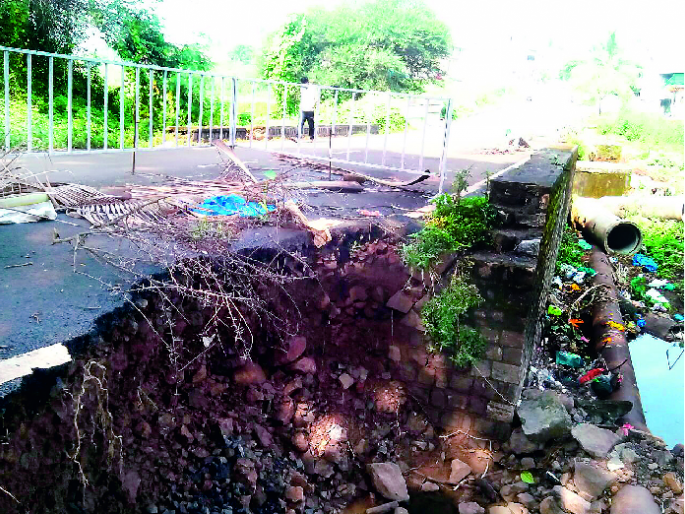 Operation zero - despite the fact that the month-after-hours of the filling up, the traffic is still locked | भराव खचून महिना उलटला तरी कार्यवाही शून्य--वाहतूक अजूनही बंदच Operation zero - despite the fact that the month-after-hours of the filling up, the traffic is still locked | भराव खचून महिना उलटला तरी कार्यवाही शून्य--वाहतूक अजूनही बंदच