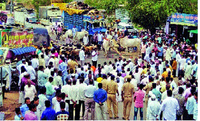  Stop the path for water in the dugout: - Farmers movement for 'Mhaysal' | डफळापुरात पाण्यासाठी रास्ता रोको --: ‘म्हैसाळ’साठी शेतकऱ्यांचे आंदोलन