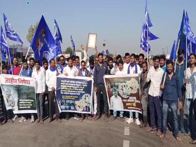 Repercussions of Parbhani incident; Road blockade protest on Dhule-Solapur highway near Pachod, traffic disrupted | परभणी घटनेचे पडसाद; पाचोडजवळ धुळे-सोलापूर महामार्गावर रास्तारोको आंदोलन Repercussions of Parbhani incident; Road blockade protest on Dhule-Solapur highway near Pachod, traffic disrupted | परभणी घटनेचे पडसाद; पाचोडजवळ धुळे-सोलापूर महामार्गावर रास्तारोको आंदोलन