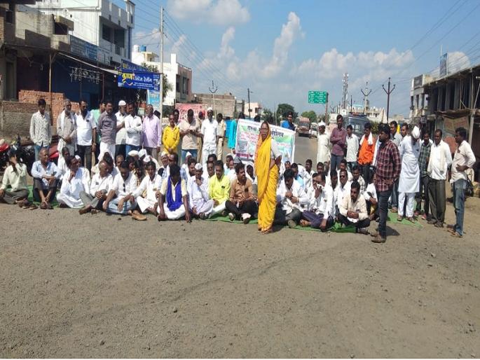 If the farmers do not get help, we rises hard agitation; Congress warning in Rastroko movement in Hingoli | शेतकऱ्यांना मदत मिळाली नाही तर हातात रुमणे घेऊ; रास्तारोको आंदोलनात कॉंग्रेसचा इशारा
