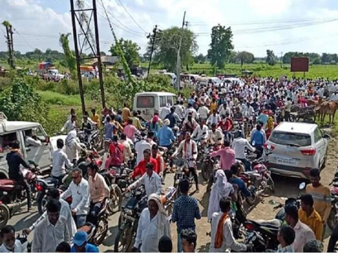 The government is bringing a time of suicide on farmers; Critical accusation of Congress in Rastrocco movement in Hingoli | सरकार शेतकऱ्यांवर आत्महत्येची वेळ आणत आहे; रास्तारोको आंदोलनात कॉंग्रेसचा आरोप