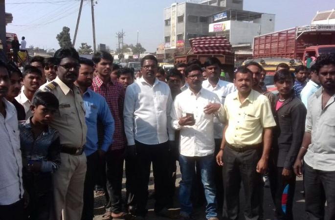 Washim: Stop the gambling, wareli-maqa and stop the road at Manora! | वाशिम : जुगार, वरली-मटका बंद करण्यासाठी मानोरा येथे रास्तारोको! Washim: Stop the gambling, wareli-maqa and stop the road at Manora! | वाशिम : जुगार, वरली-मटका बंद करण्यासाठी मानोरा येथे रास्तारोको!