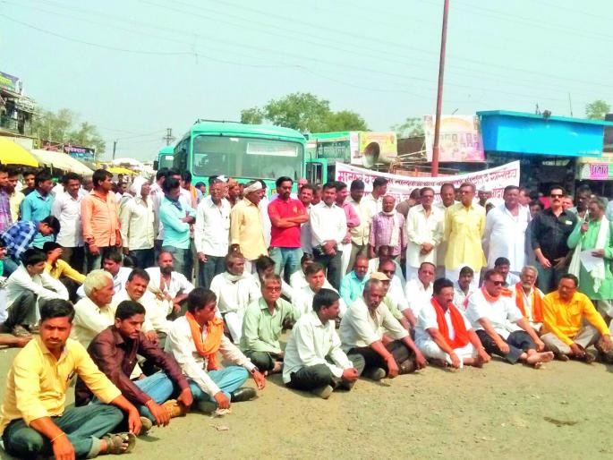 Washim: Chakka Jam on Degres to Manora Road | वाशिम: दिग्रस ते मानोरा रस्त्यावर चक्का जाम Washim: Chakka Jam on Degres to Manora Road | वाशिम: दिग्रस ते मानोरा रस्त्यावर चक्का जाम