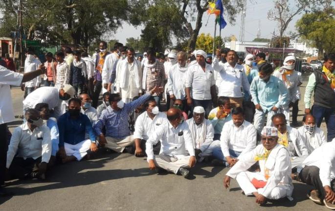 Bharat Bandh: Rasta-Rocco movement at Washim | Bharat Bandh : वाशिम येथे रास्ता-रोको आंदोलन  Bharat Bandh: Rasta-Rocco movement at Washim | Bharat Bandh : वाशिम येथे रास्ता-रोको आंदोलन