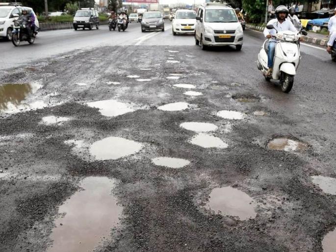 12 thousand potholes on the roads in mumbai in two months | मुंबईतील रस्त्यांवर दोन महिन्यांत १२ हजार खड्डे! ९ दुय्यम इंजिनीअर्सना महापालिकेने बजावल्या नोटिसा 12 thousand potholes on the roads in mumbai in two months | मुंबईतील रस्त्यांवर दोन महिन्यांत १२ हजार खड्डे! ९ दुय्यम इंजिनीअर्सना महापालिकेने बजावल्या नोटिसा