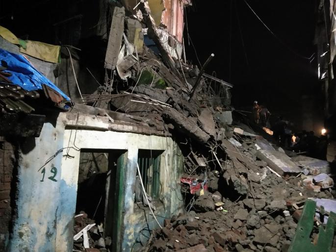 A three-storey building collapsed and a woman died, three injured | भिवंडीत तीन मजली इमारत कोसळली एक महिला मयत,तीन जखमी A three-storey building collapsed and a woman died, three injured | भिवंडीत तीन मजली इमारत कोसळली एक महिला मयत,तीन जखमी
