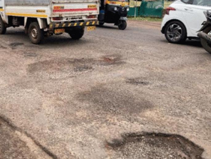 Another victim claimed by pit in Ratnagiri; Unfortunate death of a married woman on her way home from Wari | रत्नागिरीत खड्ड्याने घेतला आणखी एक बळी; वारीहून घरी जाताना विवाहितेचा दुर्दैवी मृत्यू