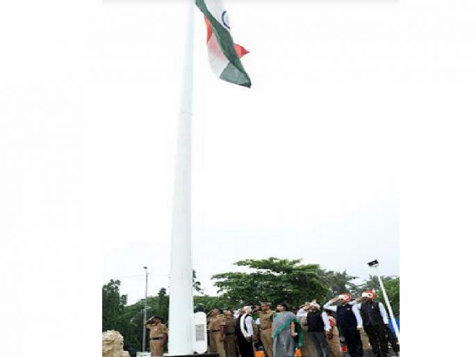 The people of Ratnagiri paid tribute to the national flag in the pouring rain, and hoisted the flag on the 100-foot flag pole. | पावसाच्या धारा झेलत रत्नागिरीकरांनी दिली राष्ट्रध्वजाला मानवंदना, १०० फुटी ध्वजस्तंभावर ध्वजारोहण The people of Ratnagiri paid tribute to the national flag in the pouring rain, and hoisted the flag on the 100-foot flag pole. | पावसाच्या धारा झेलत रत्नागिरीकरांनी दिली राष्ट्रध्वजाला मानवंदना, १०० फुटी ध्वजस्तंभावर ध्वजारोहण