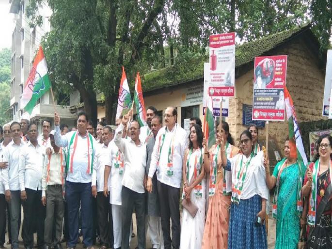 Congress protests against inflation in Chiplun | चिपळुणात काँग्रेसचा महागाई विरोधात एल्गार, केंद्र सरकार विरोधात जोरदार घोषणाबाजी Congress protests against inflation in Chiplun | चिपळुणात काँग्रेसचा महागाई विरोधात एल्गार, केंद्र सरकार विरोधात जोरदार घोषणाबाजी