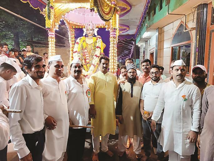 A vision of Hindu Muslim unity took place in Panduranga Nagar Pradakshina in Ratnagiri | रत्नागिरीत पांडुरंगाच्या नगर प्रदक्षिणेमध्ये घडले हिंदू- मुस्लीम ऐक्याचे दर्शन A vision of Hindu Muslim unity took place in Panduranga Nagar Pradakshina in Ratnagiri | रत्नागिरीत पांडुरंगाच्या नगर प्रदक्षिणेमध्ये घडले हिंदू- मुस्लीम ऐक्याचे दर्शन