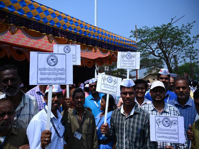 Old pension scheme: 15000 employees in Ratnagiri district on strike, administrative work stalled | जुनी पेन्शन योजना: रत्नागिरी जिल्ह्यातील १५ हजार कर्मचारी संपावर, प्रशासकीय कारभार ठप्प Old pension scheme: 15000 employees in Ratnagiri district on strike, administrative work stalled | जुनी पेन्शन योजना: रत्नागिरी जिल्ह्यातील १५ हजार कर्मचारी संपावर, प्रशासकीय कारभार ठप्प