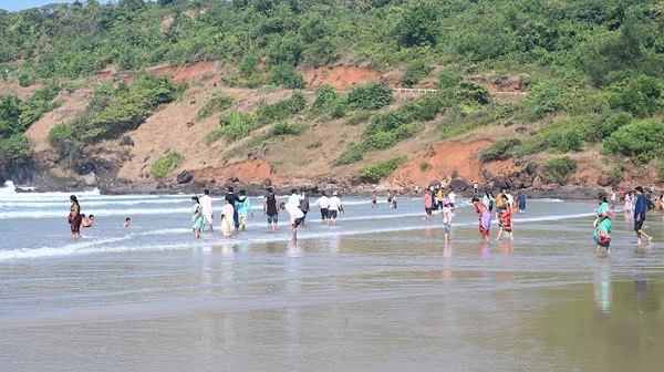 Banned at Ganpatipule Tourists Kazirbhati beach | गणपतीपुळेत बंदी, पर्यटकांनी काजीरभाटी समुद्रकिनारी लुटला मनसोक्त आनंद Banned at Ganpatipule Tourists Kazirbhati beach | गणपतीपुळेत बंदी, पर्यटकांनी काजीरभाटी समुद्रकिनारी लुटला मनसोक्त आनंद