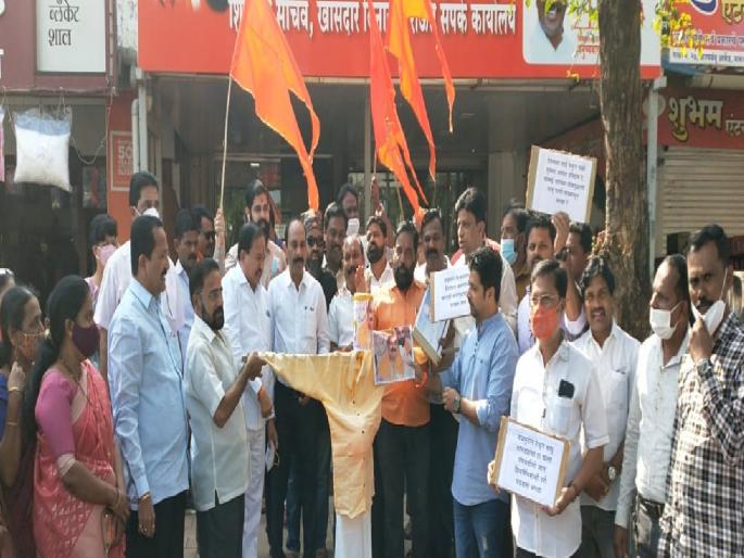 Desecration of the statue of Shivaji Maharaj Shiv Sena slaps symbolic statue of Karnataka Chief Minister in Ratnagiri | शिवरायांच्या पुतळ्याची विटंबना; शिवसेनेने कर्नाटक मुख्यमंत्र्यांचा प्रतिकात्मक पुतळ्याला मारले जोडे Desecration of the statue of Shivaji Maharaj Shiv Sena slaps symbolic statue of Karnataka Chief Minister in Ratnagiri | शिवरायांच्या पुतळ्याची विटंबना; शिवसेनेने कर्नाटक मुख्यमंत्र्यांचा प्रतिकात्मक पुतळ्याला मारले जोडे