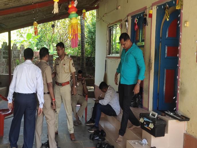 Thieves terror in Ratnagiri, broke into the house and seriously injured an old woman and looted jewellery | रत्नागिरीत चोरट्यांची दहशत, घरात घुसून वृद्धेला गंभीर जखमी करत दागिने केले लंपास Thieves terror in Ratnagiri, broke into the house and seriously injured an old woman and looted jewellery | रत्नागिरीत चोरट्यांची दहशत, घरात घुसून वृद्धेला गंभीर जखमी करत दागिने केले लंपास